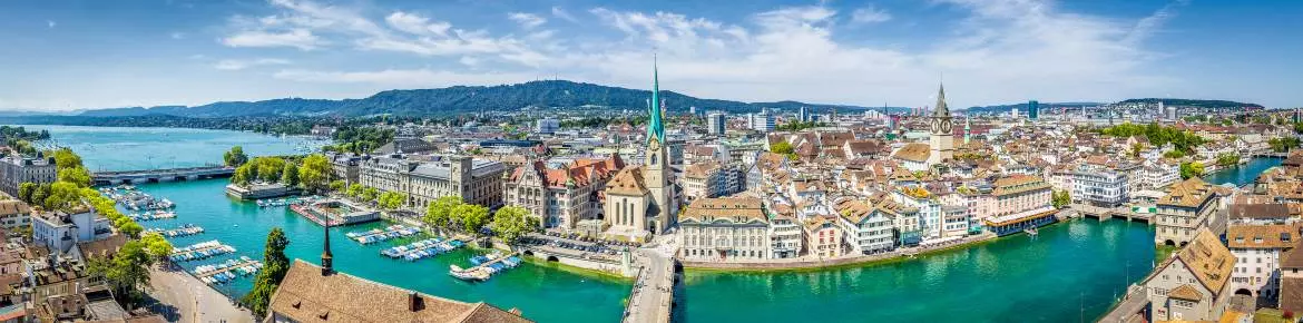 Altstadt von Zürich am grünen Fluss Limmat
